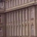 Tragičan snimak evakuacije studenata kruži mrežama Skakali sa terase u nadi da će se spasiti od pomahnitalog ubice (video)