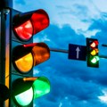 Zašto su na semaforu svetla baš crvene, žute i zelene boje?