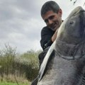 Upecao grdosiju od preko 70 kilograma: Bojan iz Zrenjanina se sa "džinom" borio više od pola sata (foto)
