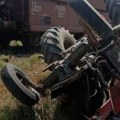Teretni voz naleteo na traktor! Isplivale jezive fotografije sa mesta nesreće (foto)