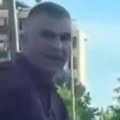 "Ma boli me..." Valjevac uzeo sekiru u ruke i prišao čoveku u kolima, ljudi u šoku snimaju scenu (video)