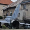 Nesvakidašnji prizor iz češke Čovek u dvorištu drži legendarni MiG-21 (video)