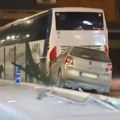 Saobraćajna nesreća Kod autobuske u Čačku! Autom se zakucao u autobus, otpao mu branik, a pola ograde smotao ispred…