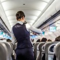 Skandal u avionu, besni roditelji napravili haos Umesto vode trogodišnjak popio ovo piće, hitno reagovali lekari!