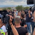 Srpska deca plaču dok majka brani ćerku (12) od hapšenja! Potresne scene sa Gazimestana: Kurtijeva policija maltretirala i…