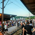 Užičani blokirali barsku prugu i bacili smeće ispred sedišta naprednjaka (FOTO/VIDEO)