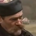 Vic dana Leži Crnogorac ispod drveta u debelom hladu, uživa...