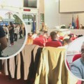 Neobične scene iz Niša: Građani sa pištaljkama ispred Skupštine, sednica o smeni gradonačelnika traje, predsednik negativan na…