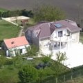 Ovo je luksuzni salaš naše poznate pevačice u pitanju je ogromna površina, teško se do njega stiže, a pravi je raj