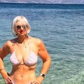 (Foto) udovica (58) čuvenog pevača se skinula u kupaći: Uživa na brodu: Promenila život iz korena, a sad partija