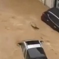 Mama i beba spasene sa krova auta, ženu odnela bujica Snažno nevreme pogodilo Italiju, ovo su prvi snimci (video)