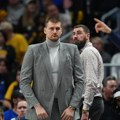 Prva pobeda Nikole Jokića kao trenera: Šefuje kraj klupe i kada ne igra, svi ga slušaju