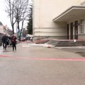 Отпао део фасаде са реновиране гимназије у Прокупљу, ученици упућени на онлајн наставу