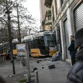 Tragedija u Milanu: Tramvaj iskočio iz šina i udario u zgradu! Ima mrtvih i povređenih! (video, foto)