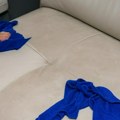 Mrlje nestaju odmah: Ovaj trik sa 2 sastojka čisti kauč bolje od skupih sredstava, a neće vas ništa koštati