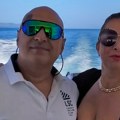 Naša pevačica smršala, pa pokazala atribute na jahti: Grudi u prvom planu, sevaju i butine, grli se sa suprugom biznismenom