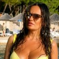 Majka Aleksandre Prijović se skinula i usijala mreže: "Grmi" u žutom bikiniju, niko ne može da veruje koliko ima godina