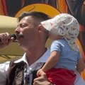 (Video) "Moj sin i njegov prvi koncert" Milan Vasić peva u narodnoj nošnji, u naručju drži naslednika, prizor iz Prizrena sve…