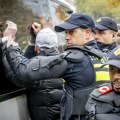 Holandska policija za suzbijanje demonstracija upala među demonstrante u Hagu