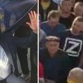 Prozapadni i proruski, samo ne prosrpski Zajedno na protestu - Čedomir Stojković ispred NATO zastave i čovek sa slovom Z na…