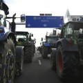 Opsada Pariza! Poljoprivrednici na traktorima blokirali nekoliko autoputeva u Francuskoj (foto, video)