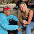 Srpkinja posetila najstariju tato umetnicu: Apo Vhang-Od ima 107 godina, a zbog tehnike tetoviranja, morate da istrpite bol