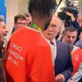 Putin se našalio na račun svoje frizure: Ruski predsednik naleteo na studenta iz Nigerije i nastala je hit scena (video)