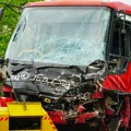 Тешка саобраћајна несрећа код Малог Пожаревца – погинуо возач, повређено 39 особа