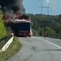 Vatra "guta" autobus nasred puta ka Malom Orašju: Izbija gust crni dim, plamen zahvatio celo vozilo