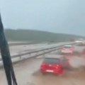Potop epskih razmera na auto-putu kod Mihajlovca! Automobili kao čamci, probijaju se kroz vodu