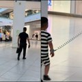 Snimak oca i sina u tržnom centru koji je napravio haos na mrežama, a mnogi su ogorčeni očevim postupkom