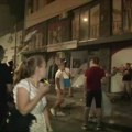 Deo građana na protestu u Valjevu razbio izlog prostorija SNS-a
