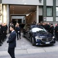 Milano u tišini oplakuje Đorđa Armanija: Supštene zastave, zatamnjeni izlozi na prodavnicama i suze