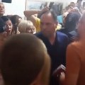 Policija izvela novog direktora Tasića iz beogradske škole (video)