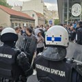 Dva skupa ispred RTS-a: U Takovskoj građani iz zborava koji podržavaju studente i oni koji se protive blokadama