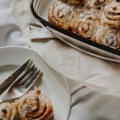Ako ste ikada poželeli da pojedete cimet rolnice za doručak bez griže savesti, ovo je recept za vas