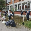 Učenici, roditelji i učitelji zajedno u akciji: Ulepšano dvorište OŠ „Petar Petrović Njegoš“ u Zrenjaninu OŠ "Petar Petrović…