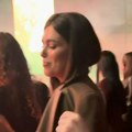 Bivša kuma Novaka Đokovića lumpuje na Sašinom koncertu: Grli pevača, a grudi samo što ne ispadnu iz korseta