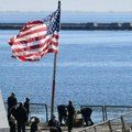 Američka mornarica napala iranski trgovački brod, deset mornara povređeno, pet nestalo