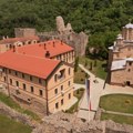 (Foto) Kažu da molitve ovde imaju posebnu snagu: Svetinja koju vernici posećuju na Vidovdan