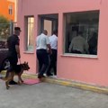 Uzbuna širom Albanije: Dojava o bombi sa potpisom Islamske države, antiterorističke snage evakuisale institucije