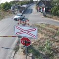 VIDEO Uprkos upozorenjima: Vozači u Železniku prelaze pružne prelaze i kad je rampa spuštena