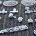 Kopao dvorište, pa našao 18,5 kilograma srebra, 700 dragocenosti i misteriozan natpis iz doba Vikinga