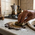 Pomešajte ovo sa talogom od kafe: Ništa tako dobro ne čisti kuhinjsku radnu površinu i sudoperu