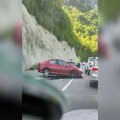 Delovi auta i staklo rasuti svuda po putu: Jak sudar pasata i pežoa kod Užica, stvorene velike gužve u saobraćaju (video…