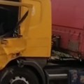 Teška nesreća u Bariču Kamion udario u nadstrešnicu autobuske stanice (VIDEO)