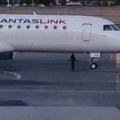 Zakasnila na let, pa trčala za avionom: Putnica uspela ne samo da stigne avion, već i da ga zaustavi (video)