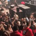 Incident na trećem koncertu merlina u Beogradu Ženi iz publike pozlilo, Hitna interveniše, Dino ne prekida pesmu