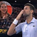 Njoj je Novak Đoković poslao poljubac u Melburnu! Otkriveno ko je devojka zbog koje se vratio na teren!