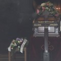 Muk na sahrani Bojane Janković! Otvorila se vrata kapele, ožalošćeni se poslednji put opraštaju od voditeljke!